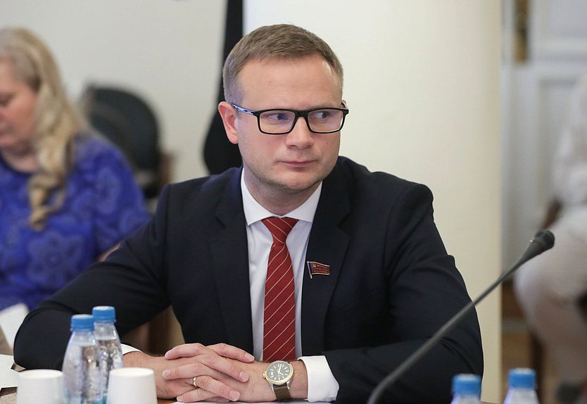 Заместитель Председателя Комитета по молодежной политике Владимир Исаков
