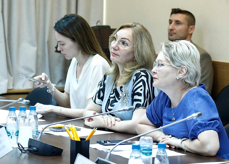 Первый заместитель Председателя Комитета по просвещению Алена Аршинова и члены Комитета Лариса Тутова и Эльвира Аиткулова
