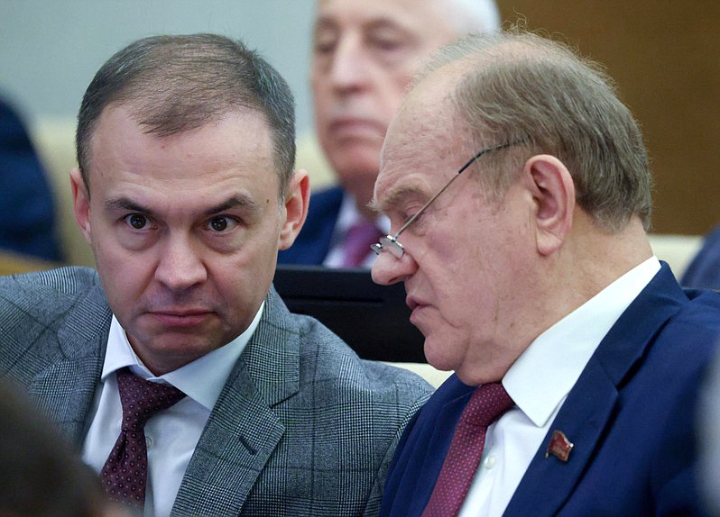 Первый заместитель Председателя Комитета по безопасности и противодействию коррупции Юрий Афонин и руководитель фракции КПРФ Геннадий Зюганов
