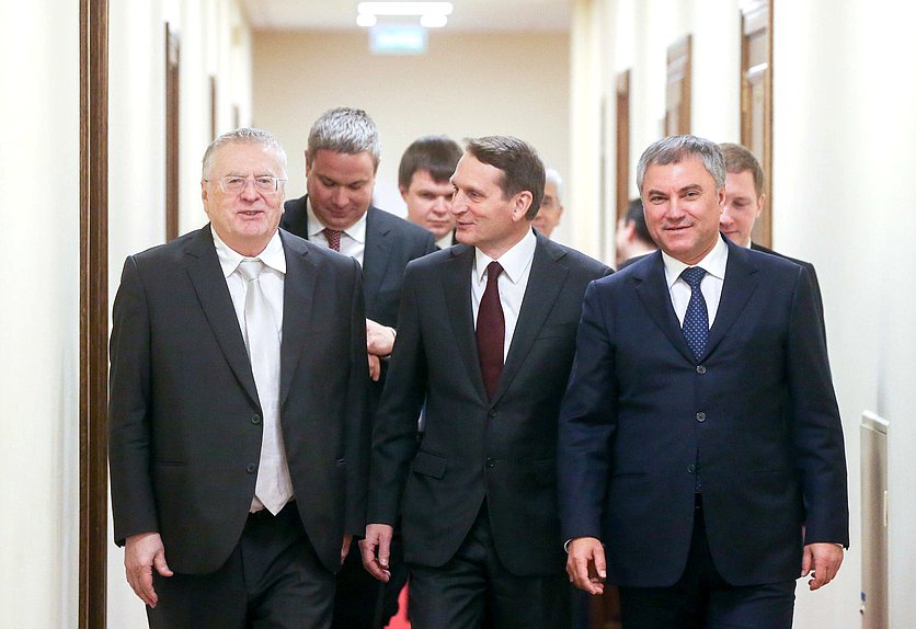 Председатель Государственной Думы Вячеслав Володин, директор Службы внешней разведки Сергей Нарышкин и руководитель фракции ЛДПР Владимир Жириновский