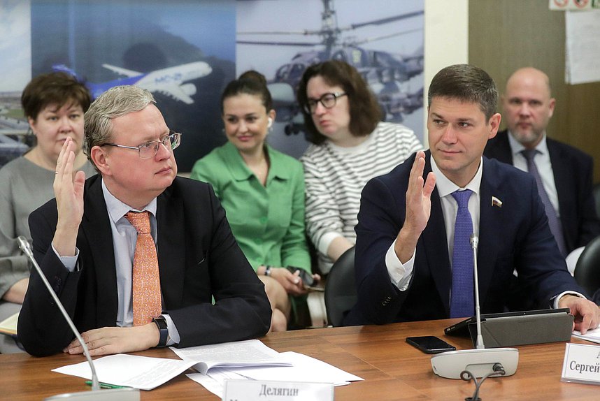 Заместитель Председателя Комитета по экономической политике Михаил Делягин и член Комитета Сергей Алтухов