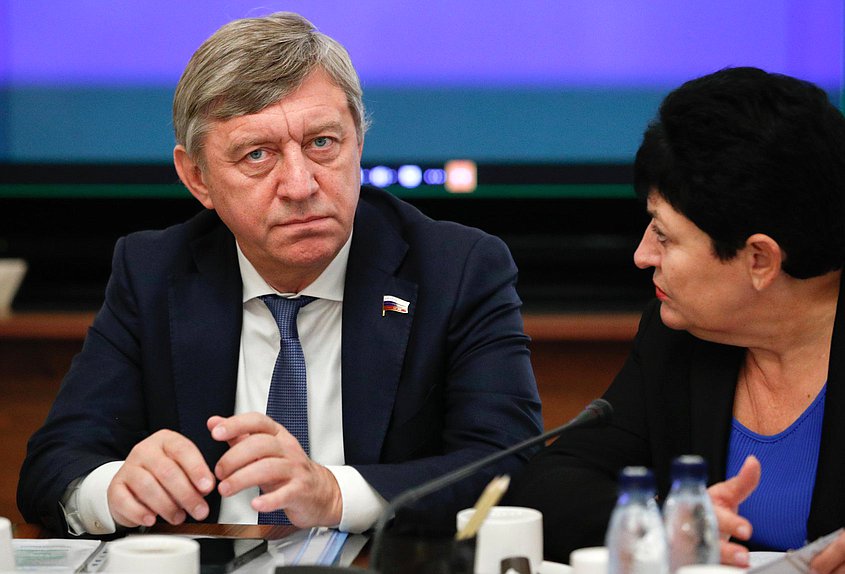 Члены Комитета по культуре Сергей Соловьев и Ольга Германова