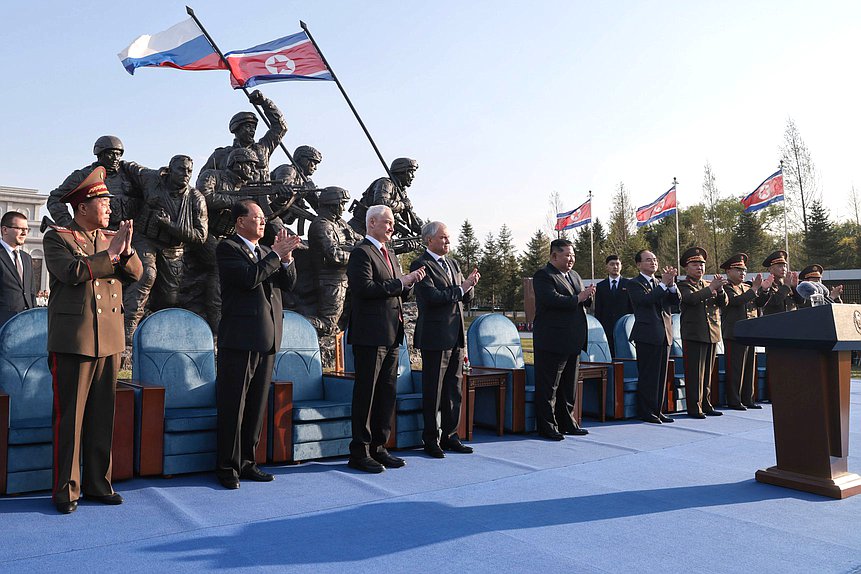 Министр обороны РФ Андрей Белоусов, Председатель Государственной Думы Вячеслав Володин и Председатель Государственных дел Корейской Народно-Демократической Республики Ким Чен Ын. Церемония открытия Мемориального комплекса и Музея боевых подвигов героев зарубежной военной операции