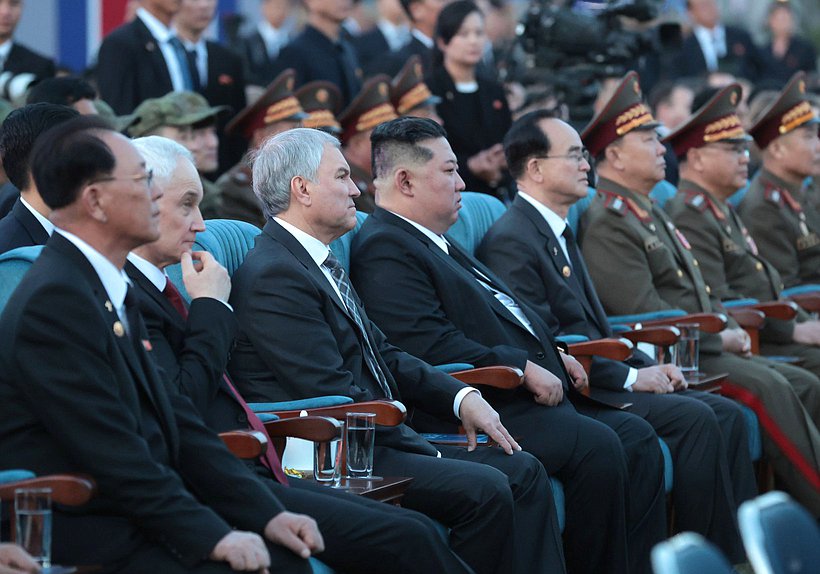 Министр обороны РФ Андрей Белоусов, Председатель Государственной Думы Вячеслав Володин и Председатель Государственных дел Корейской Народно-Демократической Республики Ким Чен Ын. Церемония открытия Мемориального комплекса и Музея боевых подвигов героев зарубежной военной операции