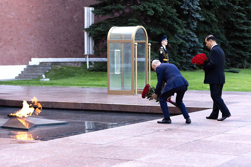 Депутаты Государственной Думы и делегация Всекитайского собрания народных представителей возложили цветы к Могиле Неизвестного Солдата