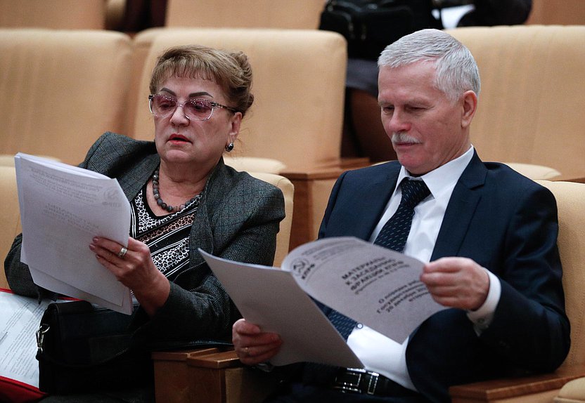 Член Комиссии по Регламенту и обеспечению деятельности Государственной Думы Ольга Алимова и член Комитета по экономической политике, промышленности, инновационному развитию и предпринимательству Сергей Пантелеев