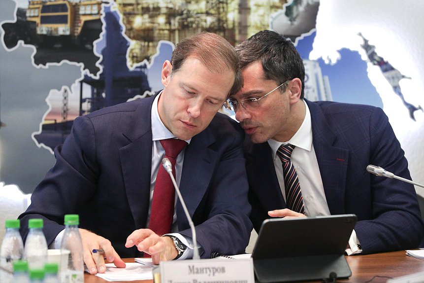 Министр промышленности и торговли РФ Денис Мантуров и Первый заместитель Председателя Комитета по экономической политике, промышленности, инновационному развитию и предпринимательству Владимир Гутенев