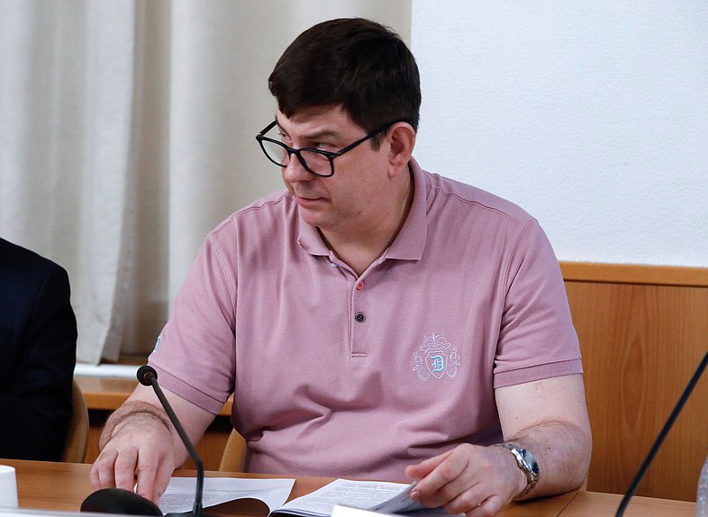 Член Комитета по просвещению Виктор Смирнов
