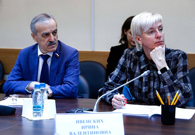 Заместители Председателя Комитета по просвещению Нурбаганд Нурбагандов и Ирина Ивенских