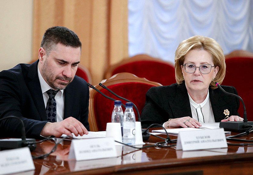 Председатель Комитета по охране здоровья Дмитрий Хубезов и руководитель Федерального медико-биологического агентства России (ФМБА) Вероника Скворцова