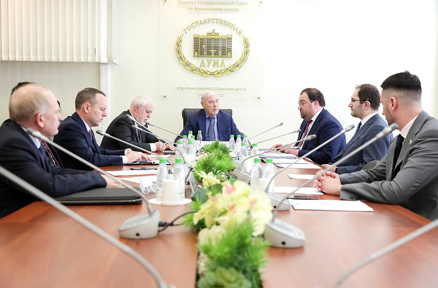 Заседание Комитета по финансовому рынку с участием Министра цифрового развития, связи и массовых коммуникаций РФ Максута Шадаева