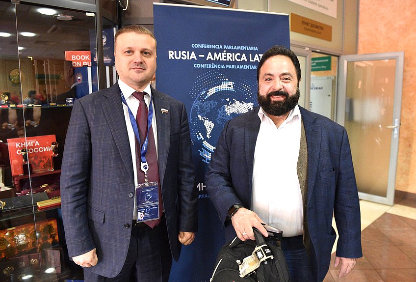 Председатель Комитета по региональной политике и местному самоуправлению Алексей Диденко (слева)