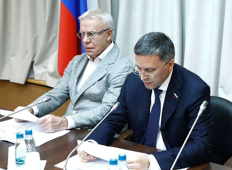 Первый заместитель Председателя Комитета по экологии, природным ресурсам и охране окружающей среды Вячеслав Фетисов и Председатель Комитета Дмитрий Кобылкин