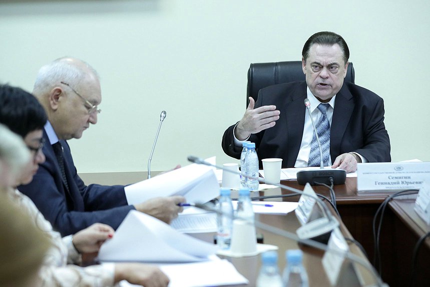 Председатель Комитета по делам национальностей Геннадий Семигин