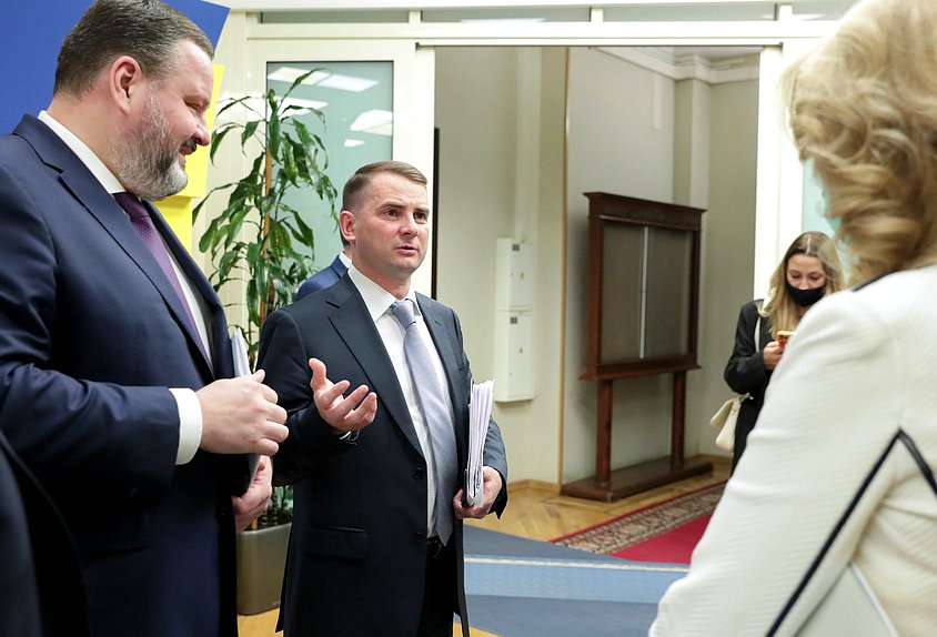 Заместитель Председателя Правительства РФ Татьяна Голикова и Министр труда и социальной защиты РФ Антон Котяков и Председатель Комитета по труду, социальной политике и делам ветеранов Ярослав Нилов