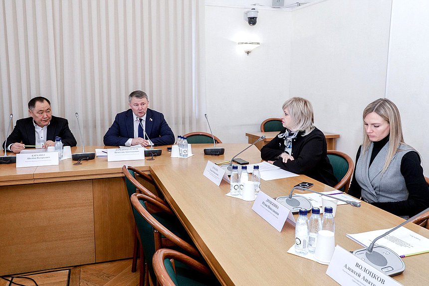 Заместитель Председателя Государственной Думы Шолбан Кара-оол, член Комитета по молодежной политике Вячеслав Дамдинцурунов, Первый заместитель Председателя Комитета по труду, социальной политике и делам ветеранов Елена Цунаева и член Комитета по охране здоровья Юлия Дрожжина