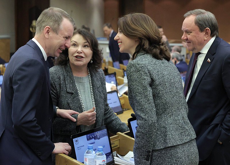 Член Комитета по туризму и развитию туристической инфраструктуры Алексей Волоцков, член Комитета по безопасности и противодействию коррупции Виктория Николаева и Первый заместитель Председателя Комитета по государственному строительству и законодательству Ирина Панькина