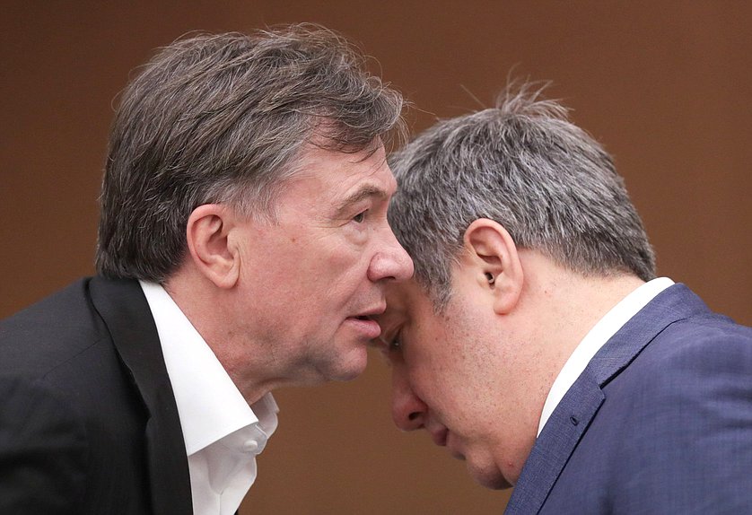 Заместитель Председателя Комитета по промышленности и торговле Александр Терентьев и заместитель Председателя Комитета по безопасности и противодействию коррупции Ризван Курбанов