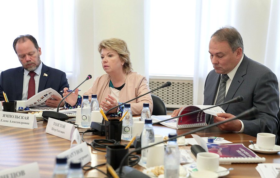 Первый заместитель Председателя Комитета по культуре Александр Шолохов, Председатель Комитета Елена Ямпольская и заместитель Председателя Государственной Думы Петр Толстой