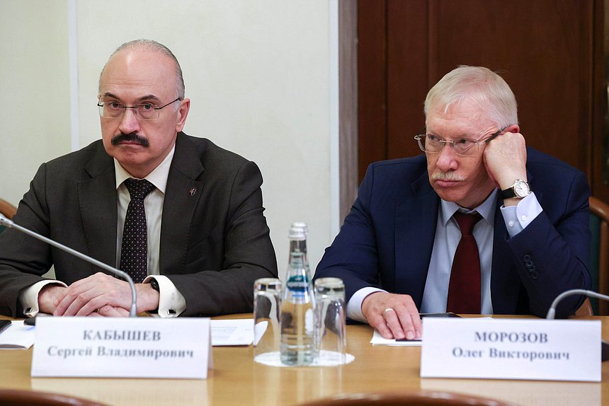 Председатель Комитета по науке и высшему образованию Сергей Кабышев и Председатель Комитета по контролю Олег Морозов
