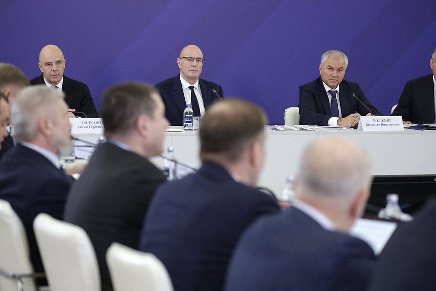 Министр финансов РФ Антон Силуанов, заместитель Председателя Правительства РФ Дмитрий Чернышенко и Председатель Государственной Думы Вячеслав Володин