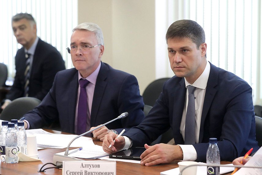 Члены Комитета по экономической политике Эдуард Кузнецов и Сергей Алтухов