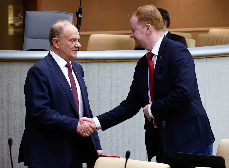 Руководитель фракции КПРФ Геннадий Зюганов и член Комитета по бюджету и налогам Денис Парфенов