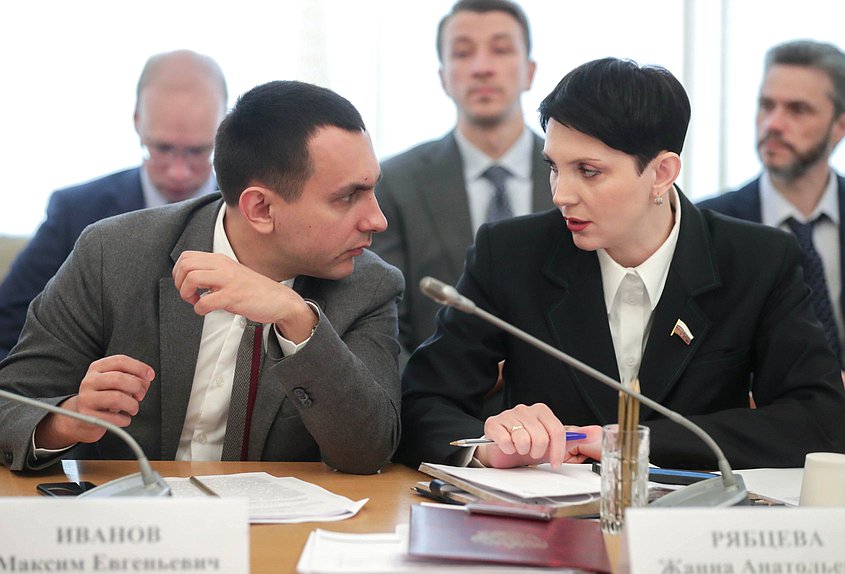 Член Комитета по экологии, природным ресурсам и охране окружающей среды Максим Иванов и заместитель Председателя Комитета Жанна Рябцева