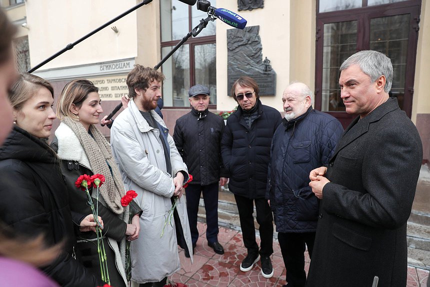 Председатель Государственной Думы Вячеслав Володин, ректор ВГИК им. С.А. Герасимова Владимир Малышев и Президент Гильдии продюсеров России Ренат Давлетьяров