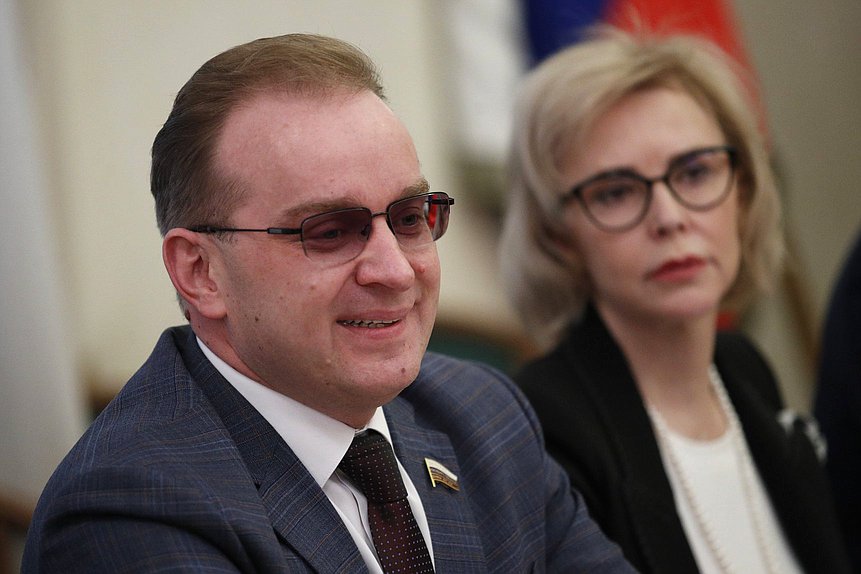 Член Комитета по охране здоровья Михаил Кизеев и заместитель Председателя Комитета по охране здоровья Татьяна Соломатина