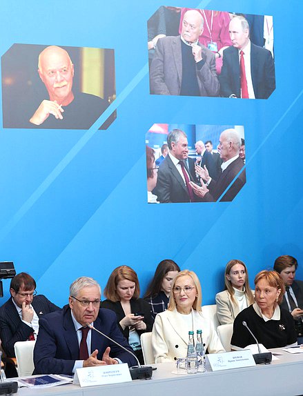 Генеральный директор ФГУП «Всероссийская государственная телерадиокомпания» (ВГТРК) Олег Добродеев, заместитель Председателя Государственной Думы Ирина Яровая и генеральный директор ООО «Киностудия «Вертикаль» Екатерина Маскина