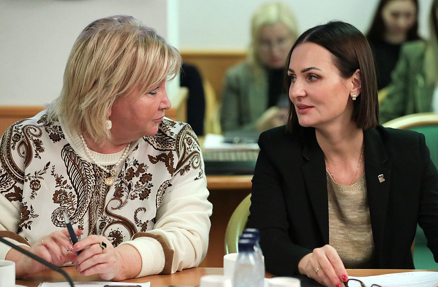 Заместитель Председателя Комитета по вопросам семьи, женщин и детей Елена Вторыгина и Первый заместитель Председателя Комитета Татьяна Буцкая