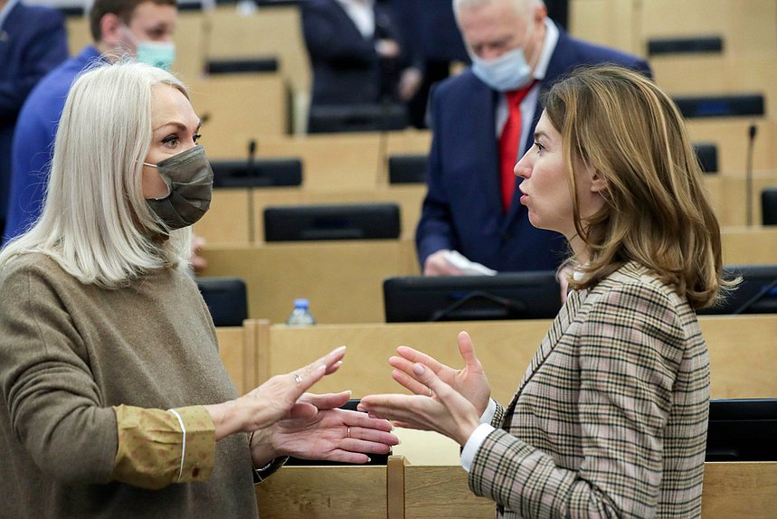 Заместитель Председателя Комитета по государственному строительству и законодательству Ирина Белых и Первый заместитель Председателя Комитета Ирина Панькина