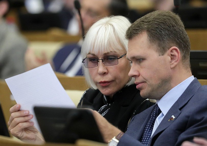 Заместитель Председателя Комитета по аграрным вопросам Надежда Школкина и член Комитета по бюджету и налогам Никита Чаплин