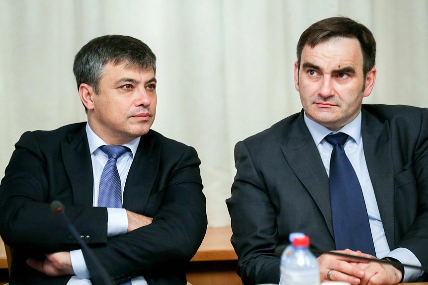 Председатель Комитета по охране здоровья Дмитрий Морозов и член Комитета по охране здоровья Юрий Кобзев