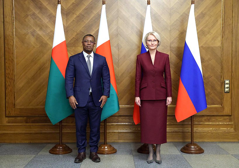 Заместитель Председателя Государственной Думы Виктория Абрамченко и Председатель Национального Собрания Республики Мадагаскар Ситени Тьерри Рандрианасулуниайку