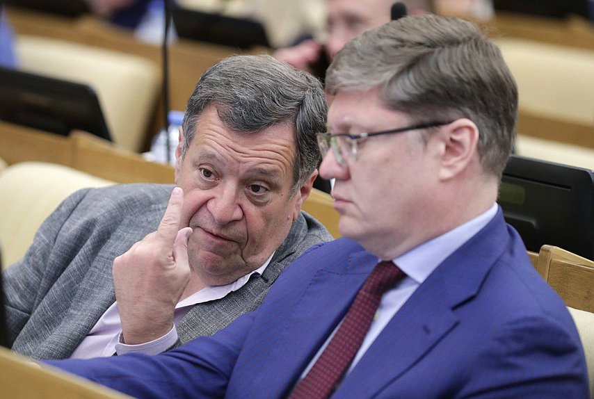 Председатель Комитета по бюджету и налогам Андрей Макаров и член Комитета по труду, социальной политике и делам ветеранов Андрей Исаев