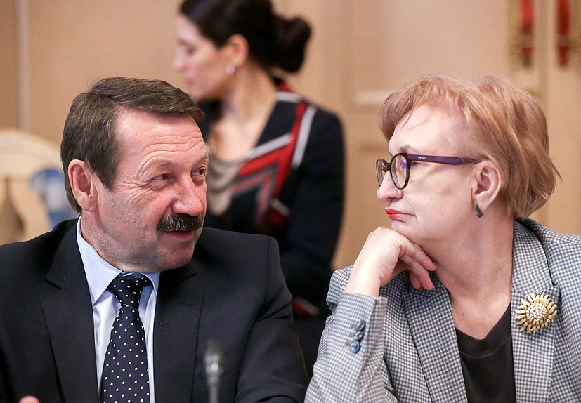 Члены Комитета по энергетике Геннадий Скляр и Наталья Назарова