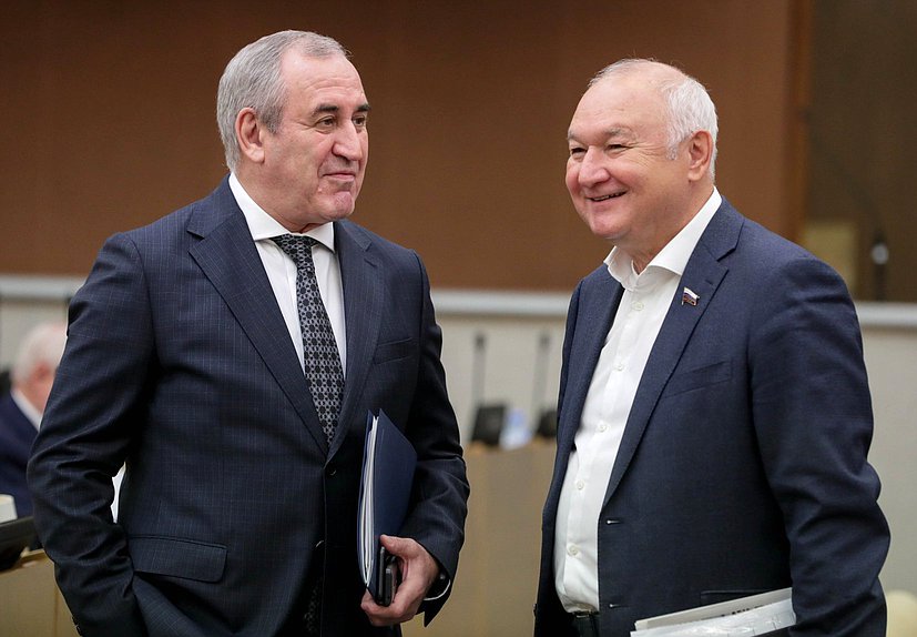 Заместитель Председателя Государственной Думы Сергей Неверов и Первый заместитель Председателя Комитета по делам национальностей Ильдар Гильмутдинов