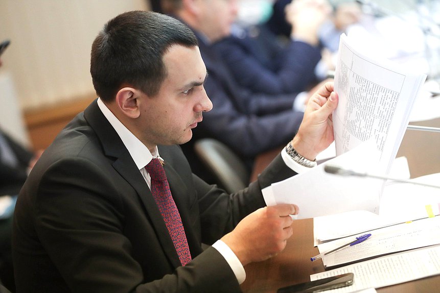 Член Комитета по экологии, природным ресурсам и охране окружающей среды Максим Иванов