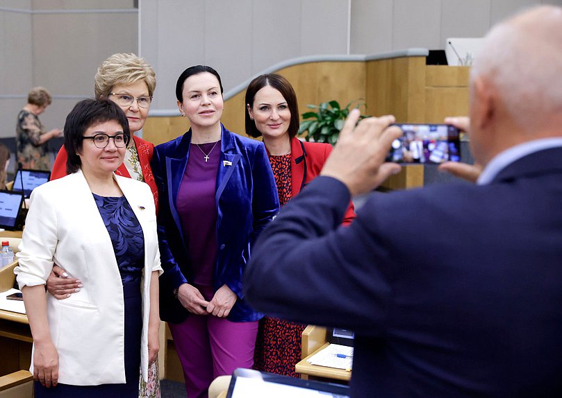 Член Комитета по делам национальностей Елена Евтюхова, Член Комитета по защите семьи, вопросам отцовства, материнства и детства Татьяна Ларионова, член Комитета по промышленности и торговле Мария Василькова и Первый заместитель Председателя Комитета по защите семьи, вопросам отцовства, материнства и детства Татьяна Буцкая