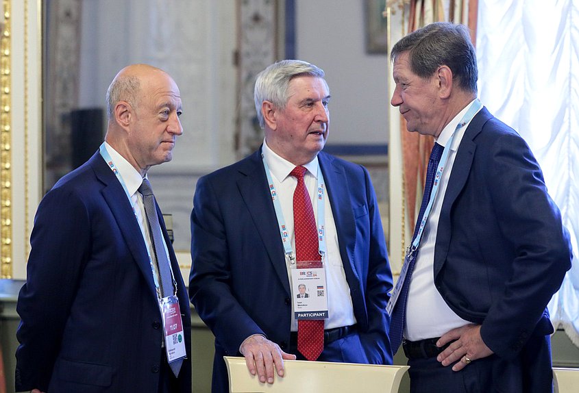 Vice Jefes primeros de la Duma Estatal Alexander Zhukov e Ivan Melnikov y Vice Jefe de la Duma Estatal Alexander Babakov