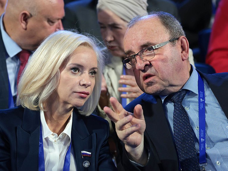 La Jefa del Comité de Cultura Olga Kazakova y el miembro del Comité de Presupuesto e Impuestos Viktor Seliverstov. Sesión plenaria del Foro Internacional “Gran legado – futuro común”