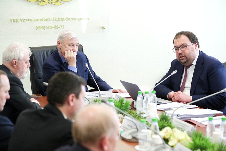 Заседание Комитета по финансовому рынку с участием Министра цифрового развития, связи и массовых коммуникаций РФ Максута Шадаева
