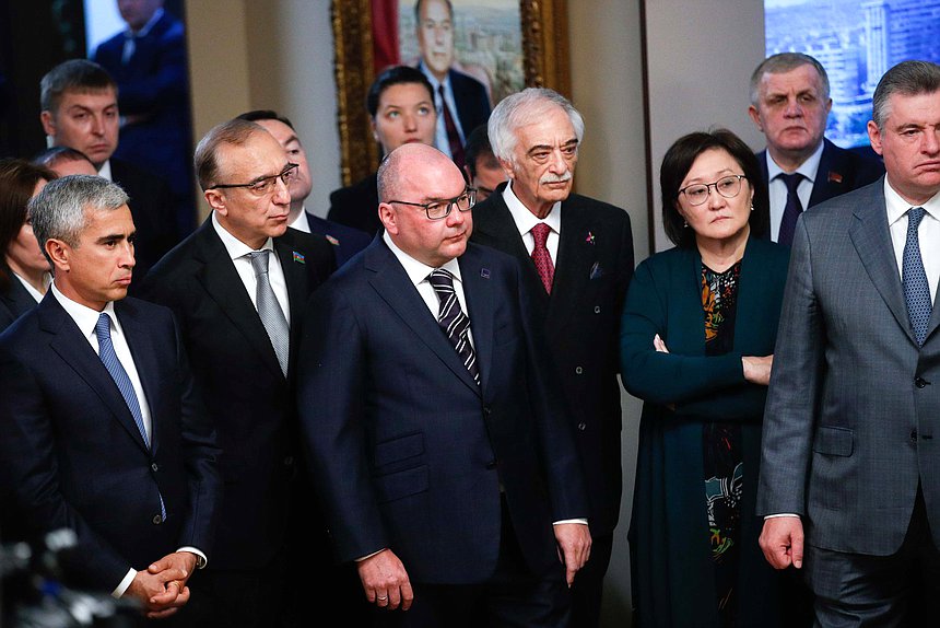 Осмотр выставки «Гейдар Алиев. Жизнь длиною в вечность» Председателем Государственной Думы Вячеславом Володиным и Председателем Милли Меджлиса Азербайджанской Республики Сагибой Гафаровой