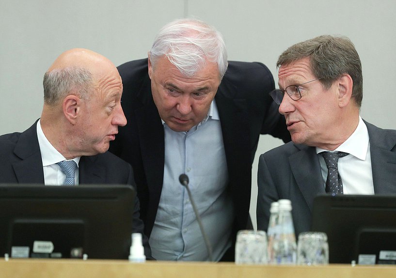 Заместитель Председателя Государственной Думы Александр Бабаков, Председатель Комитета по финансовому рынку Анатолий Аксаков и Первый заместитель Председателя Государственной Думы Александр Жуков