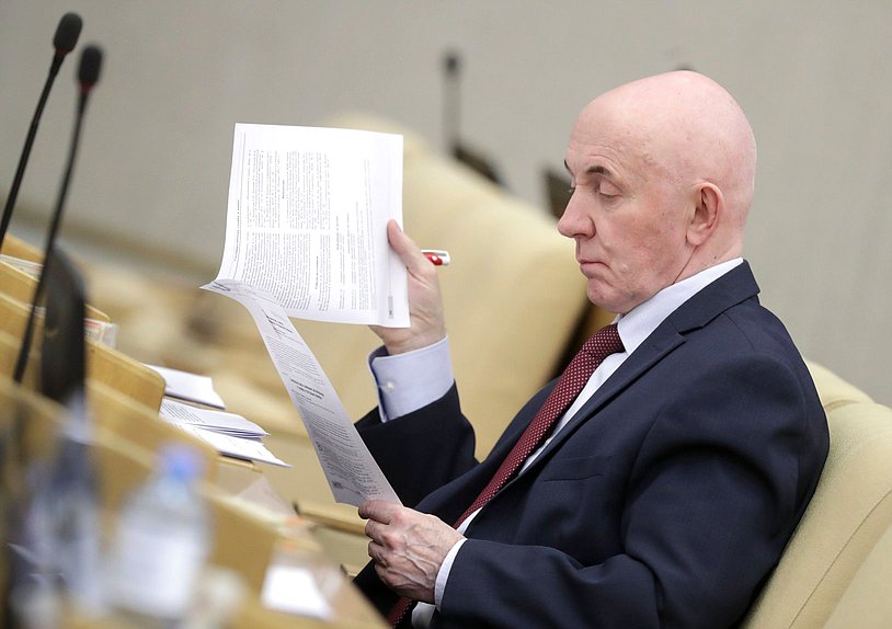 Первый заместитель Председателя Комитета по государственному строительству и законодательству Юрий Синельщиков