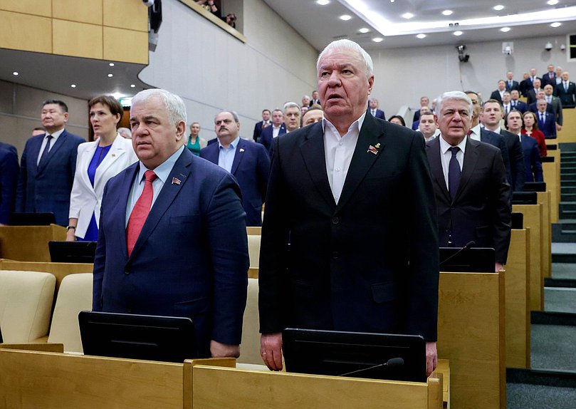 Первый заместитель Председателя Комитета по делам СНГ, евразийской интеграции и связям с соотечественниками Казбек Тайсаев и член Комитета по обороне Виктор Соболев