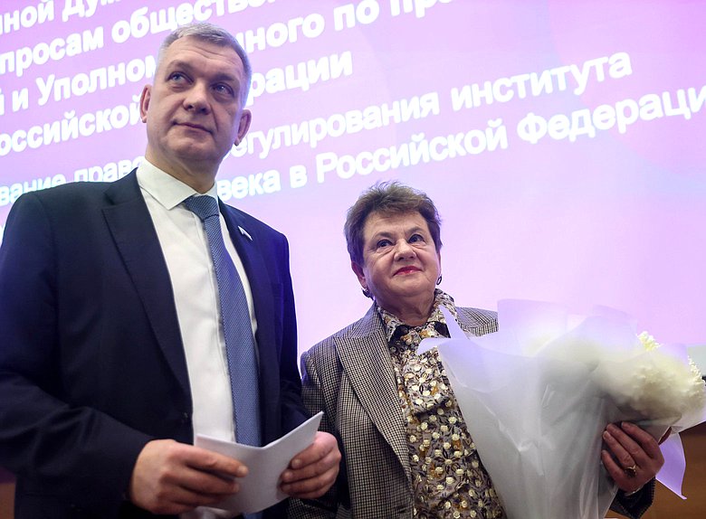 Председатель Комитета по делам национальностей Владимир Иванов и аудитор Счетной палаты Светлана Орлова