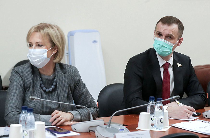 Заместители Председателя Комитета по охране здоровья Татьяна Соломатина и Сергей Леонов